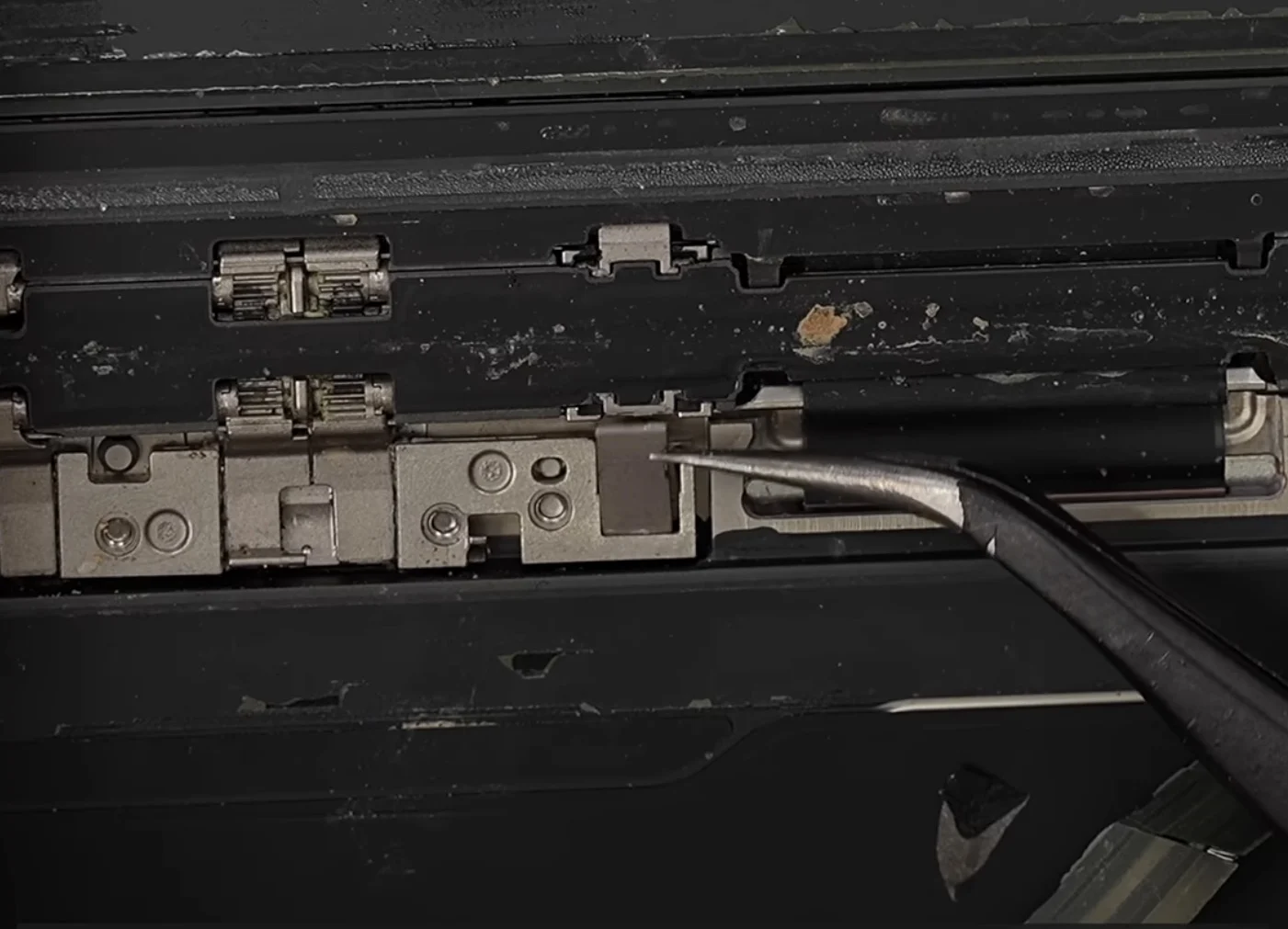 The inside of the iPhone Duo’s hinge